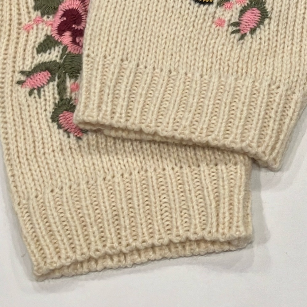 Fingerless Embroidered Crocheted Gloves - Picture 6 of 6